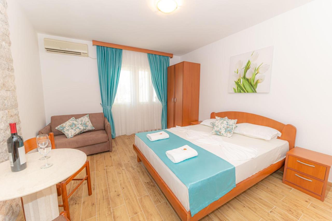 Guest House S-Lux Petrovac ภายนอก รูปภาพ