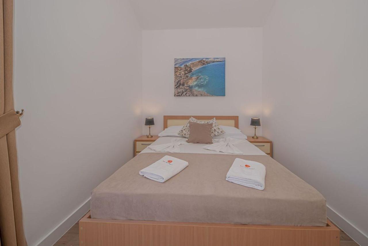 Guest House S-Lux Petrovac ภายนอก รูปภาพ