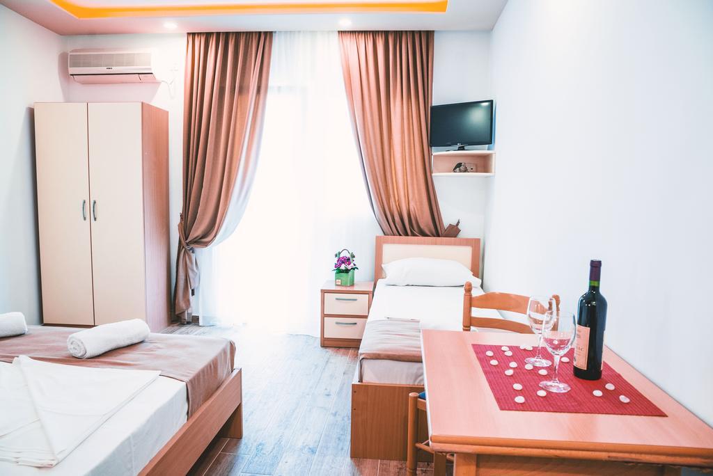 Guest House S-Lux Petrovac ภายนอก รูปภาพ